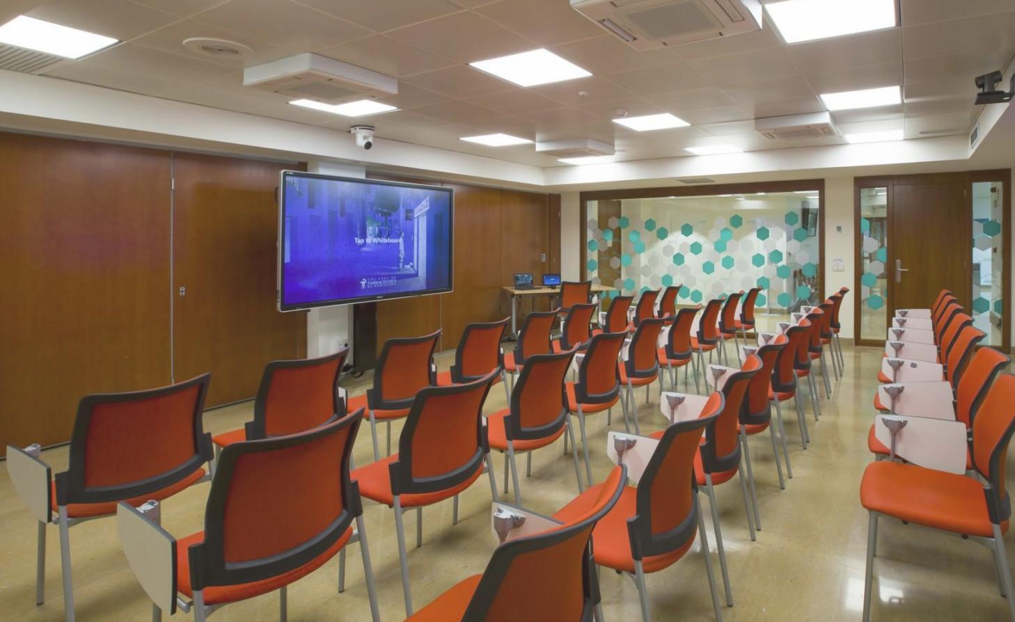 Espacio de trabajo moderno con análisis financiero en múltiples pantallas