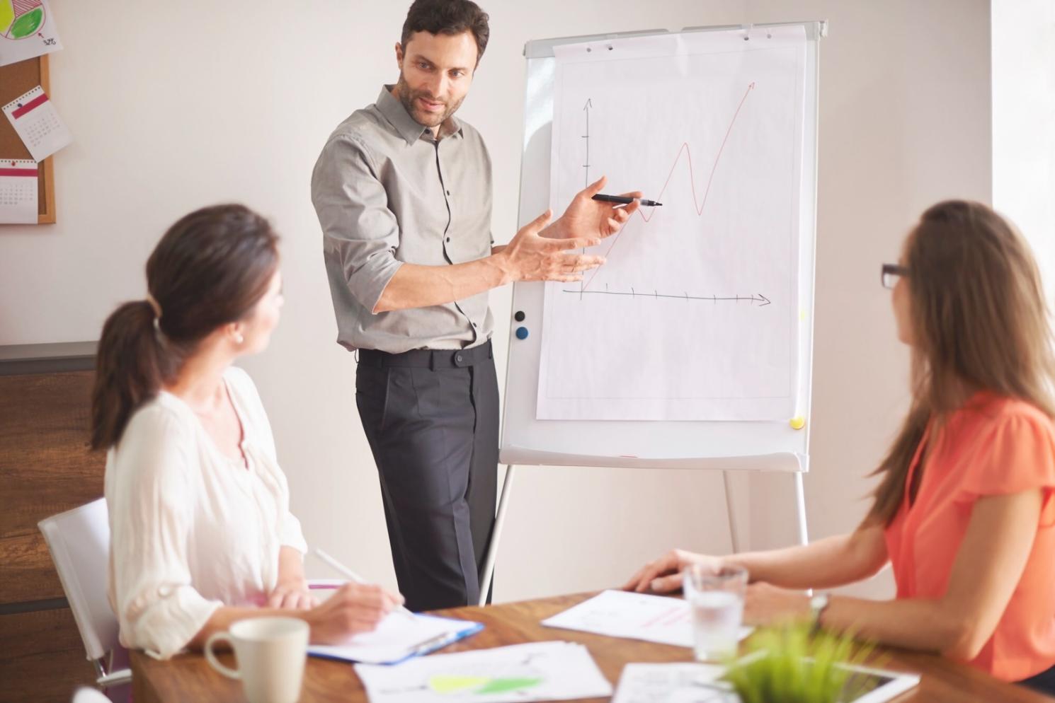 Sesión de trabajo en equipo analizando informes financieros